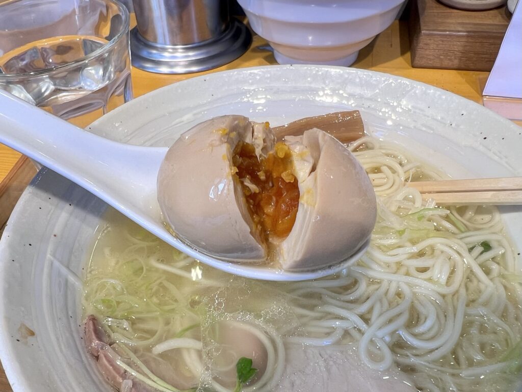 BABA NOODLE HOUSE割った味玉
