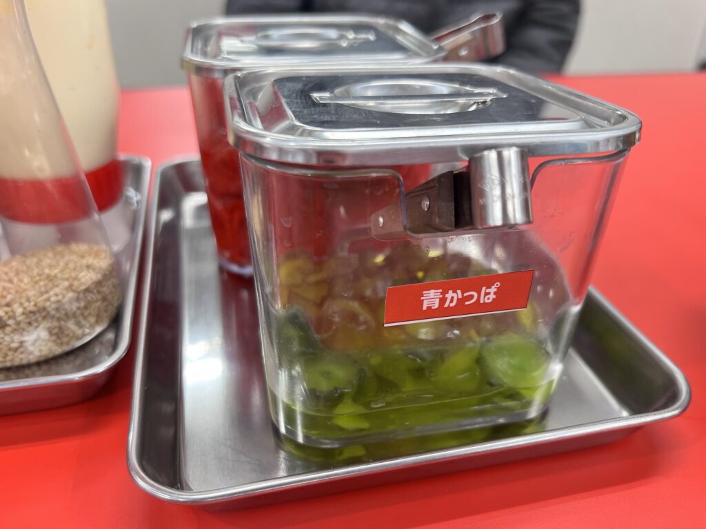 なぎちゃんラーメン青かっぱ容器アップ