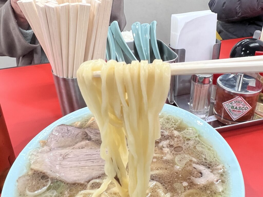 なぎちゃんラーメン麺リフトアップ