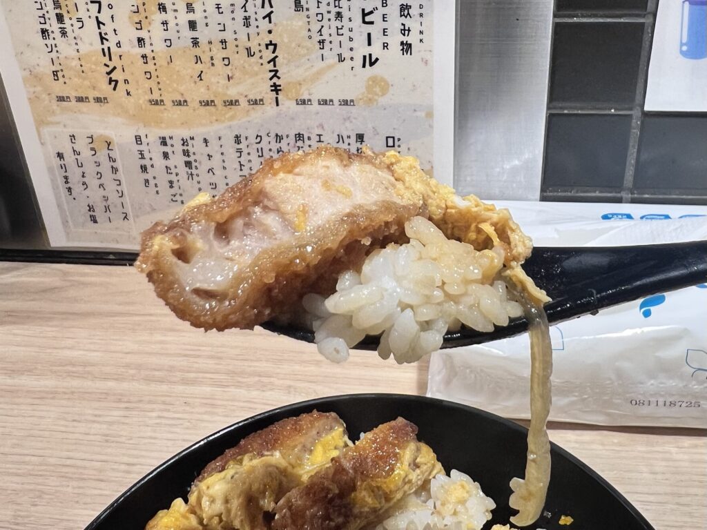 七兵衛レンゲでカツとご飯リフトアップ