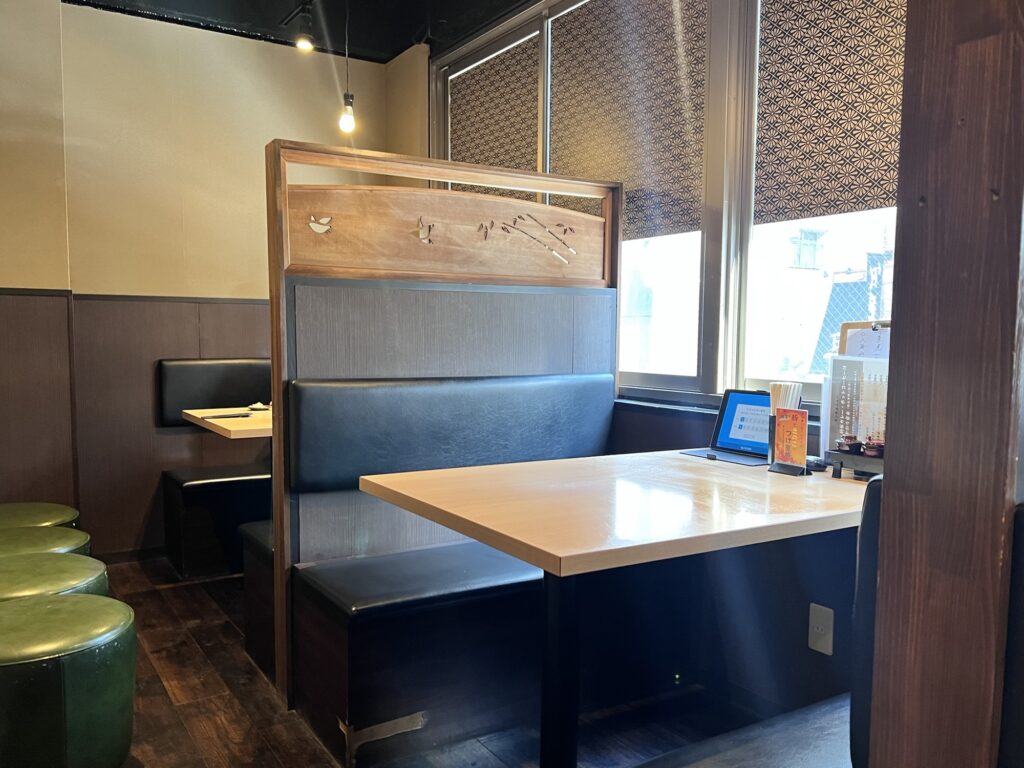 へぎそば昆テーブル席