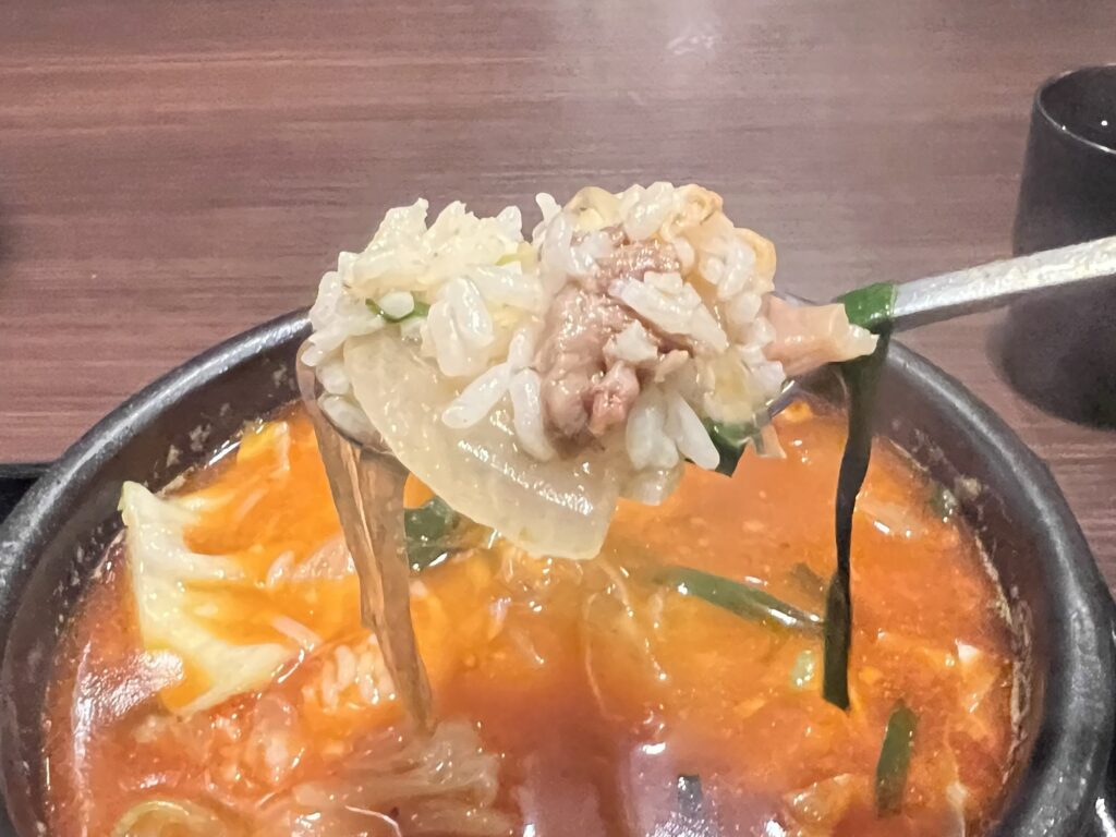 マニト牛スジ煮込みクッパご飯投入してリフトアップ