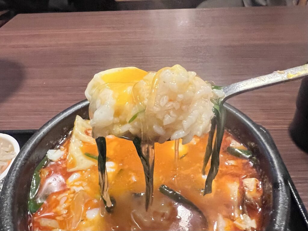 マニト牛スジ煮込みクッパ半熟卵投入してリフトアップ