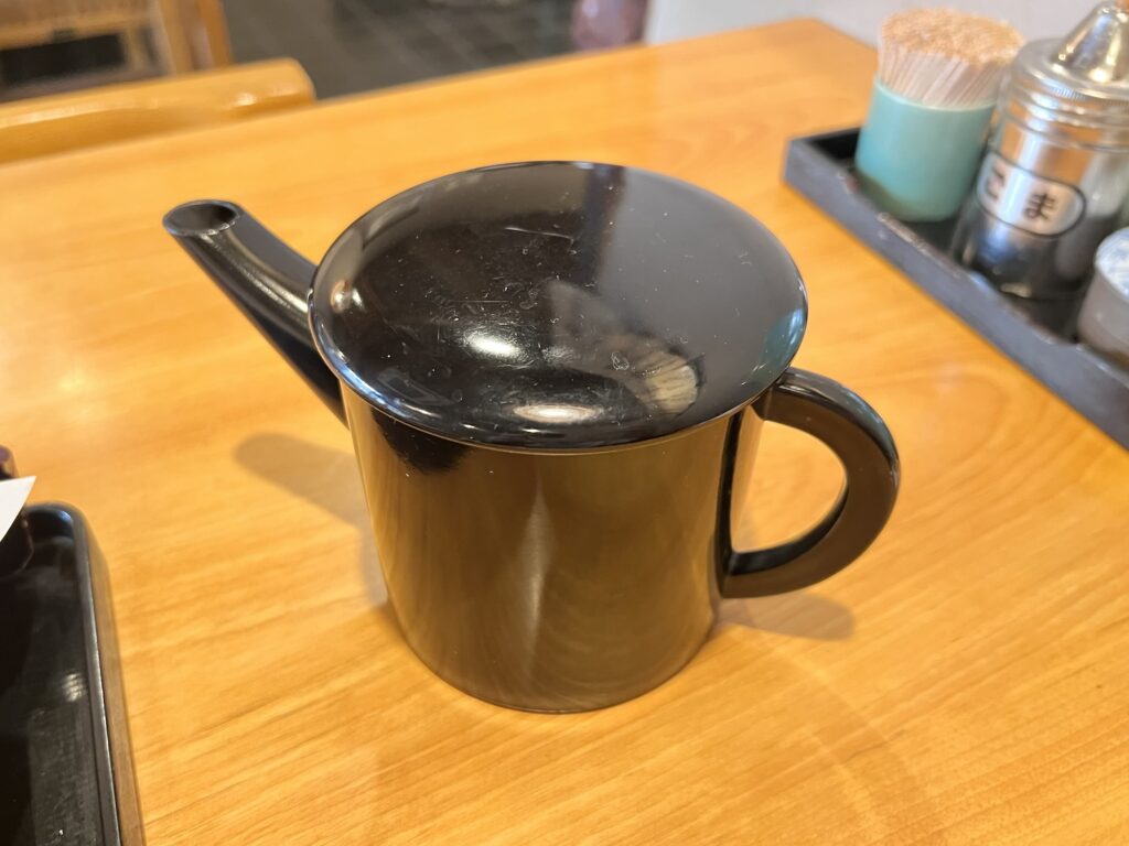 竹乃家そば湯の入れ物アップ