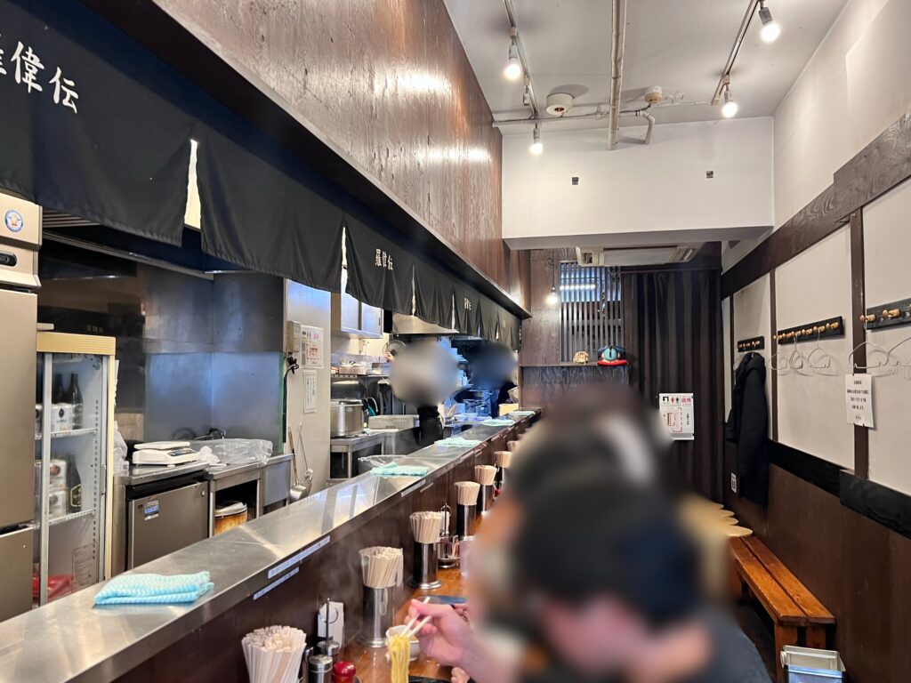 羅偉伝店内風景