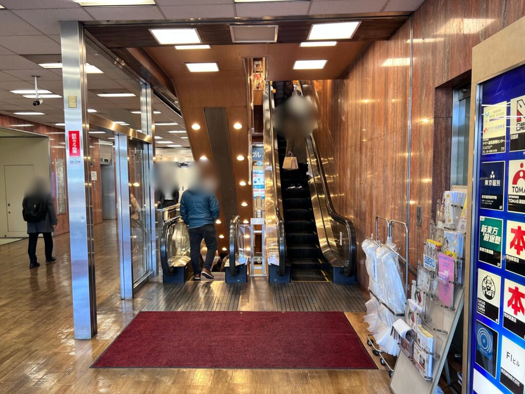 炊きたてあり〼のある地下へ降りるエスカレーター