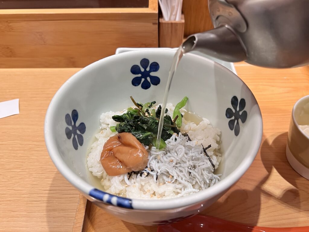 だし茶漬けえん出汁を注いでるところ