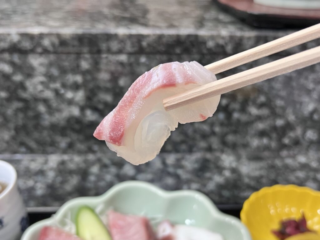 割烹桂タイの刺身リフトアップ