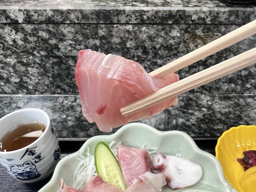 割烹桂ぶりの刺身リフトアップ