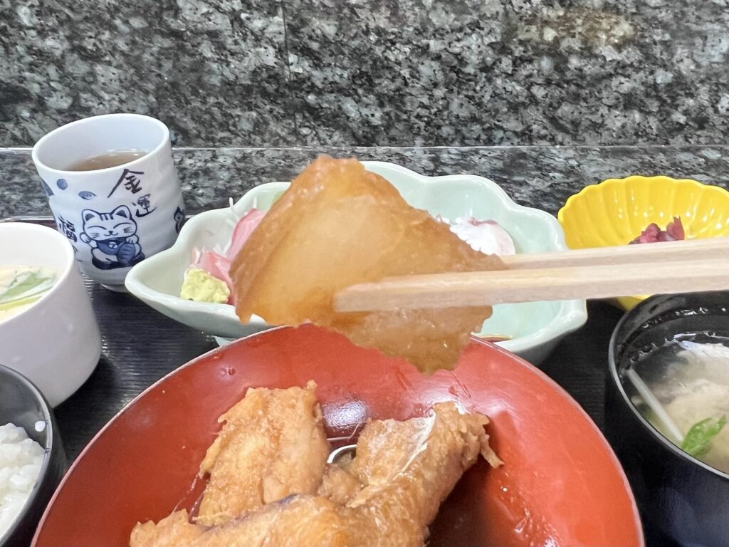 割烹桂真鱈煮付けの大根リフトアップ