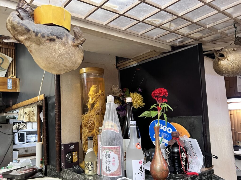 割烹桂フグちょうちんと酒瓶