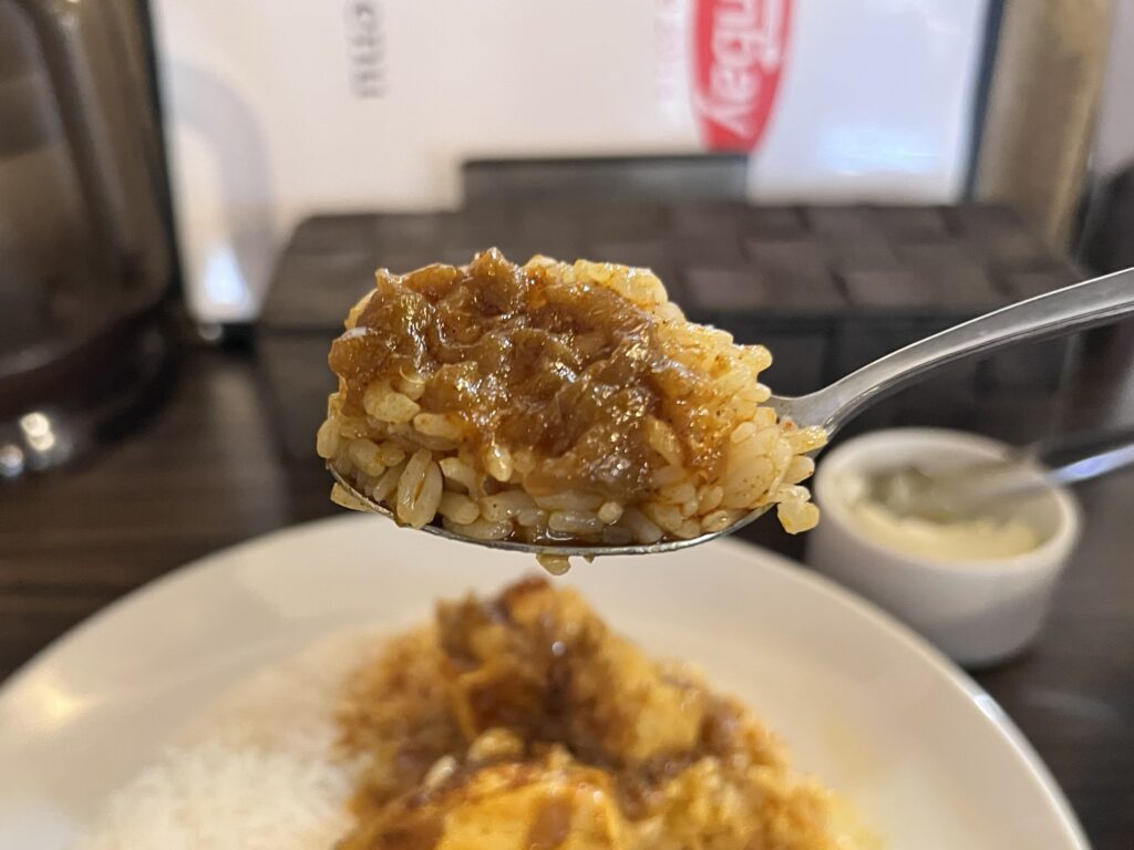 横浜ボンベイカレーをかけたご飯リフトアップ
