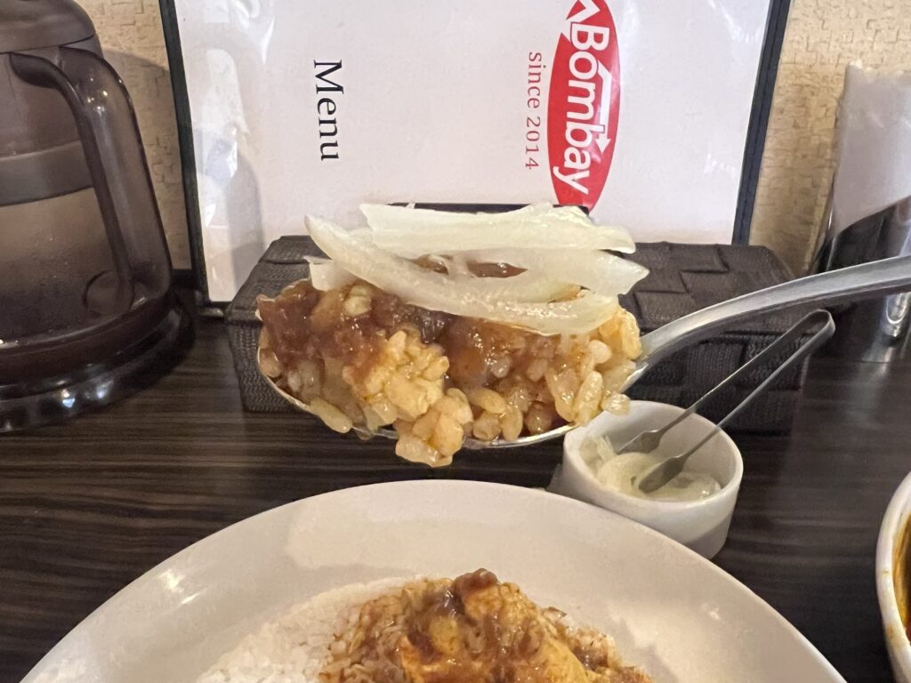 横浜ボンベイ玉ねぎのピクルスを乗せたカレーリフトアップ