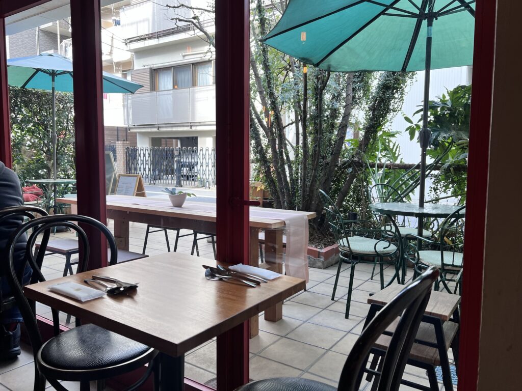 ビリヤニトウキョウ店内から見たテラス席