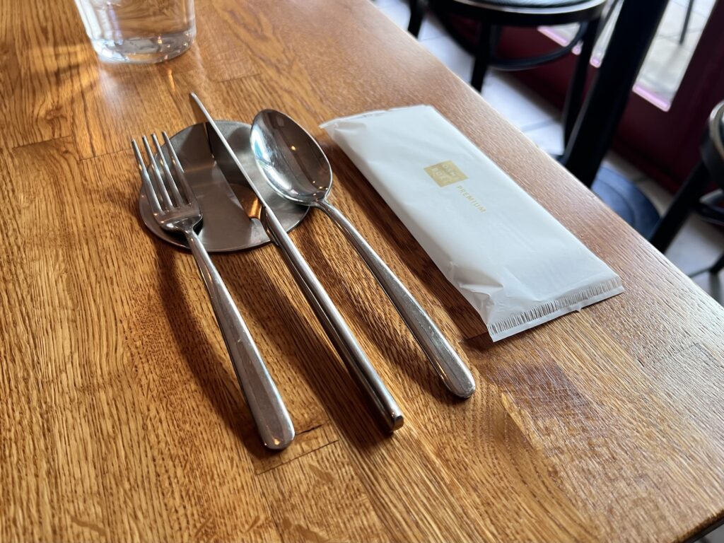 ビリヤニトウキョウカトラリーと極厚紙おしぼり