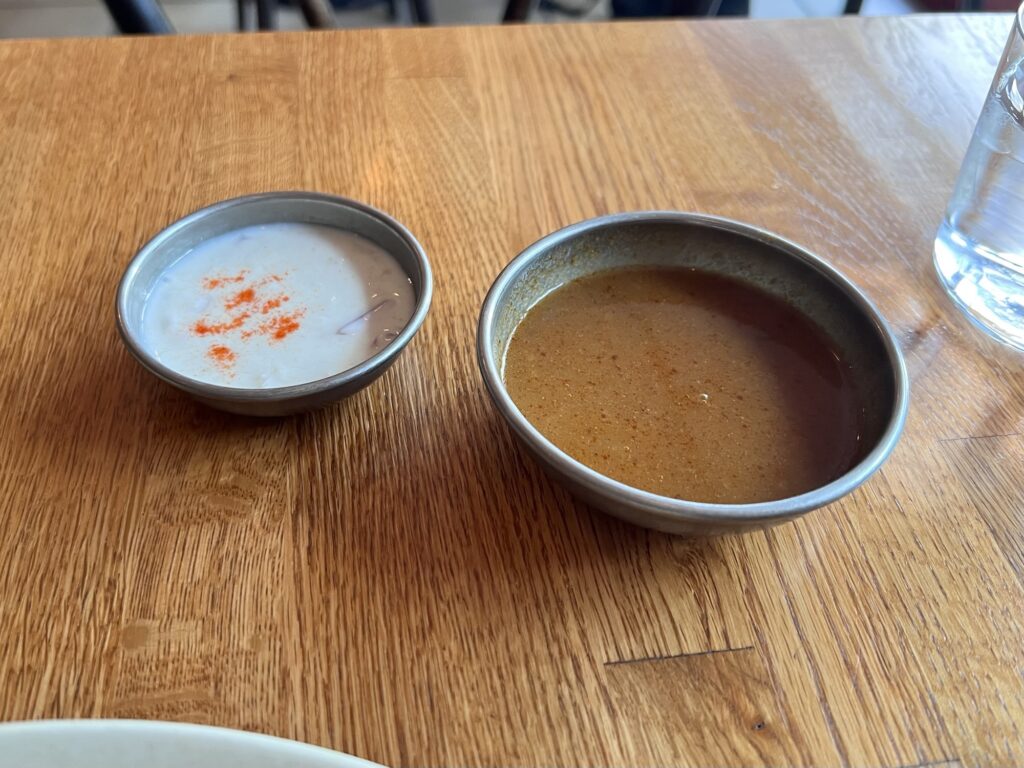 ビリヤニトウキョウヨーグルトソースとカレーソース