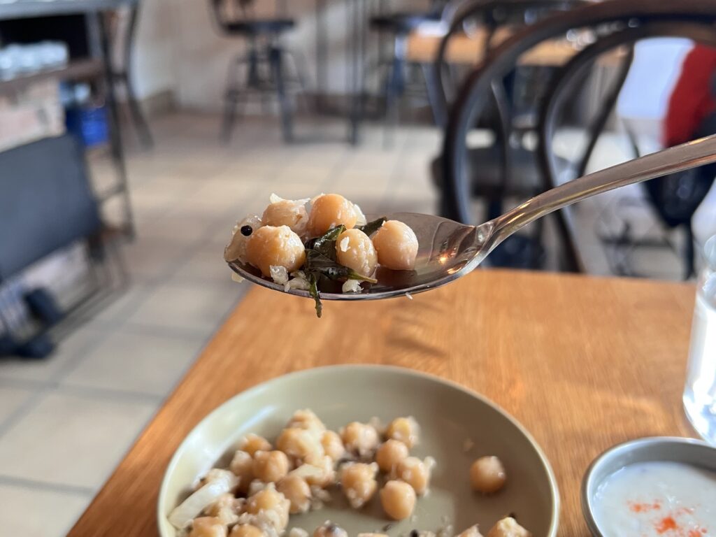 ビリヤニトウキョウひよこ豆のサラダリフトアップ