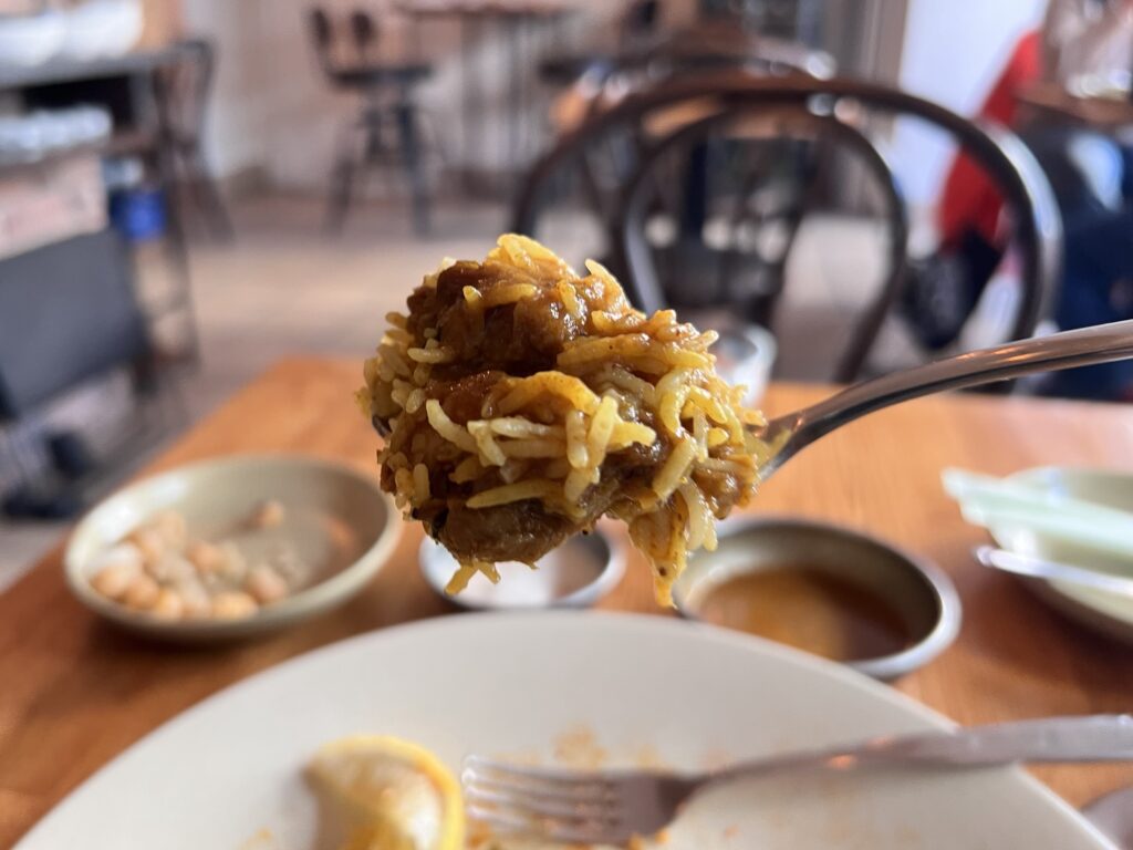 ビリヤニトウキョウカレーソースかけてビリヤニリフトアップ