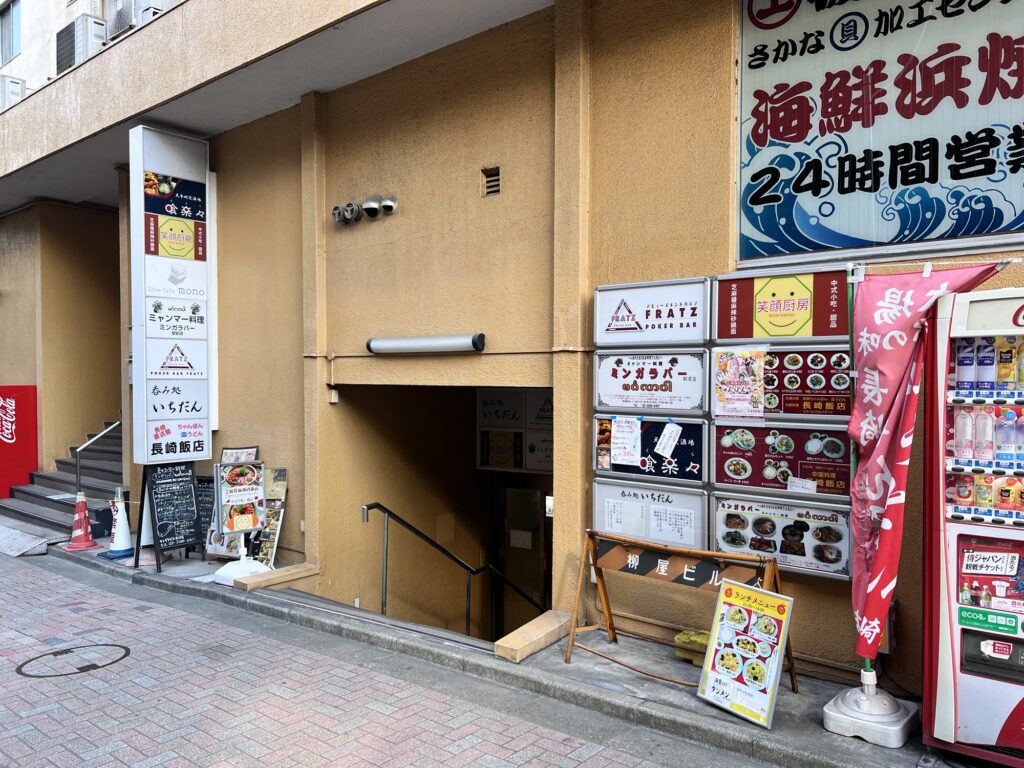 長崎飯店が入るビル裏口
