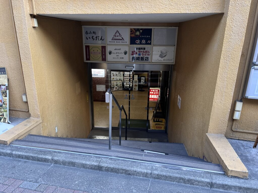長崎飯店が入るビル裏口階段