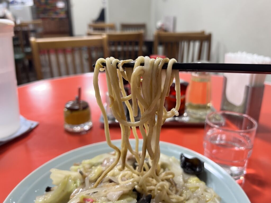 長崎飯店皿うどん軟らかい麺リフトアップ