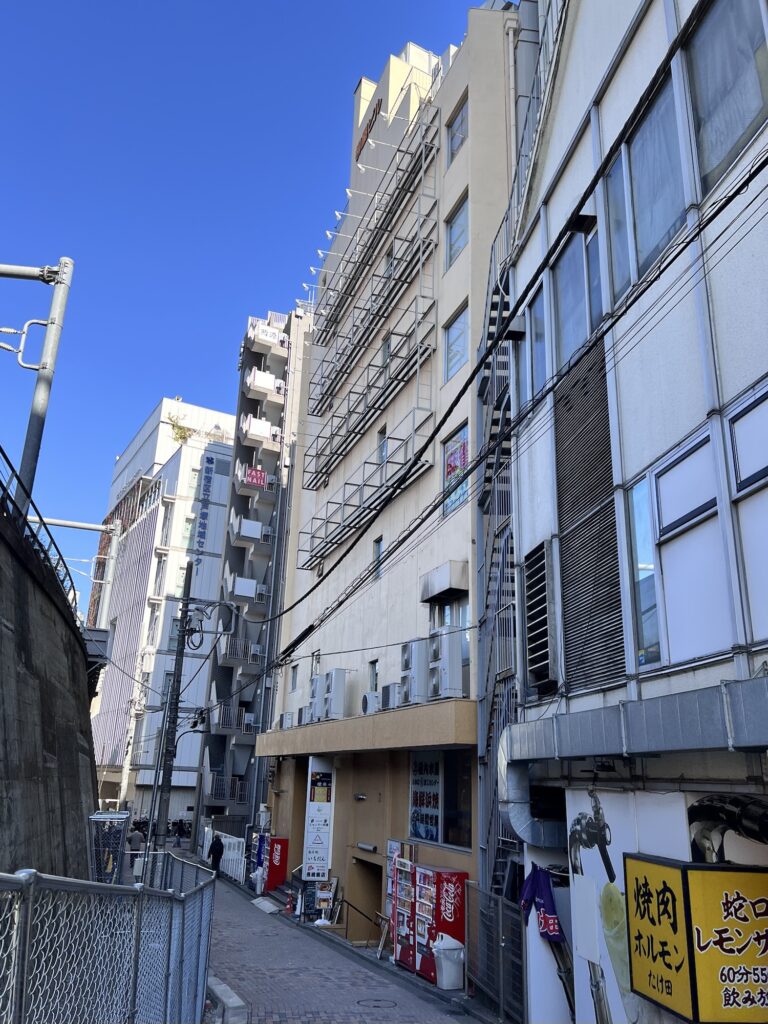 長崎飯店が入るビル裏手