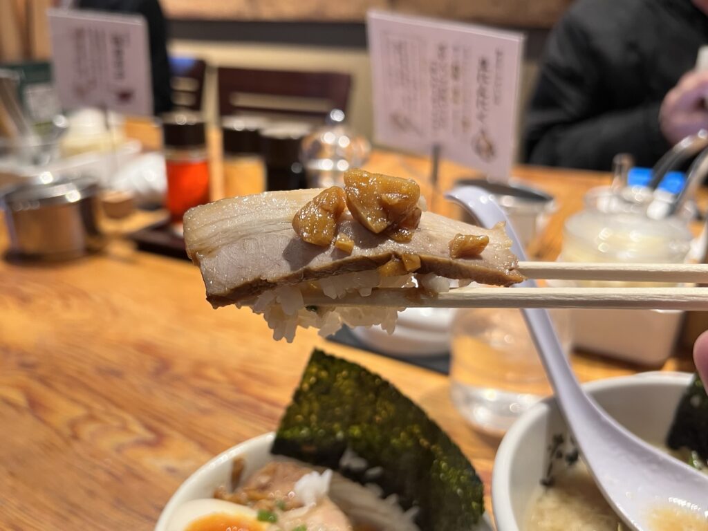 野方ホープチャーシュー乗せごはんリフトアップ