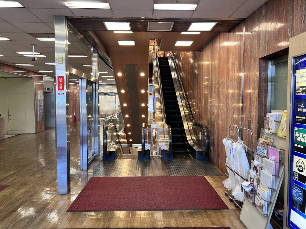 いろ川が入るFIビルエスカレーター