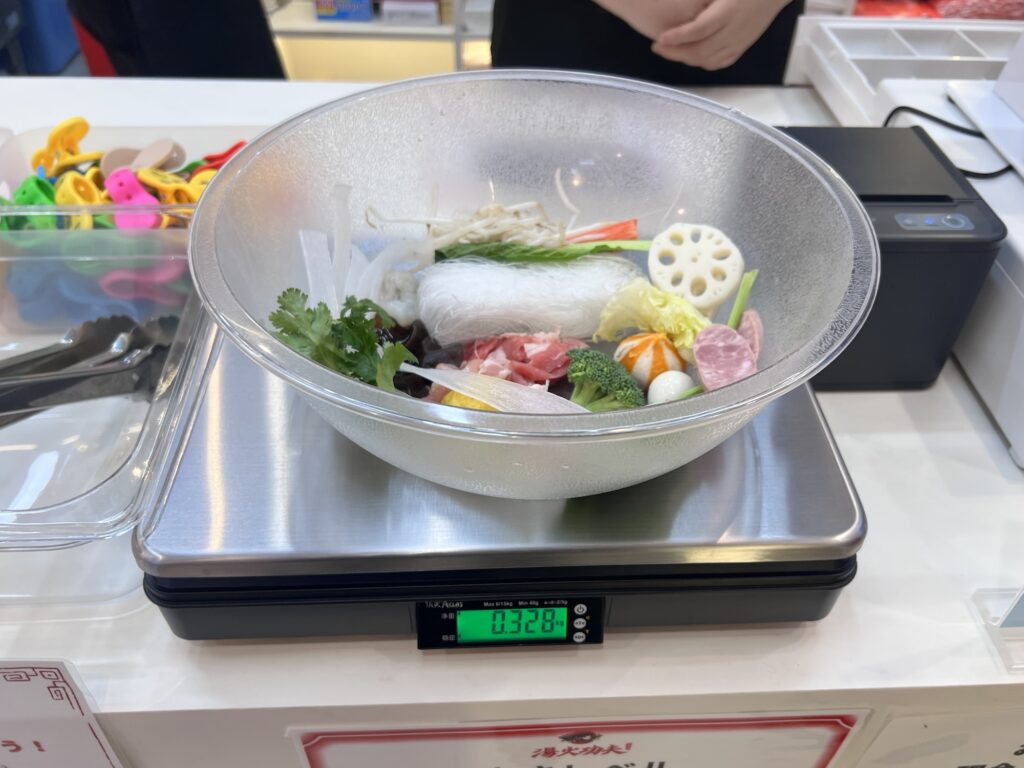 湯火功夫具材入りボウルを量ったところ