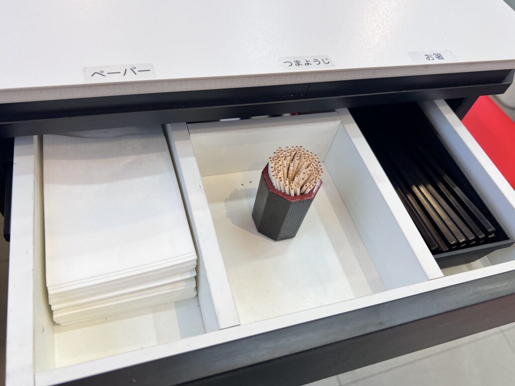 湯火功夫テーブル横の引き出し