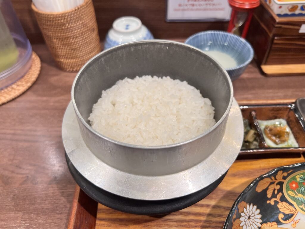 炊きたてあり〼蓋を開けた羽釜アップ