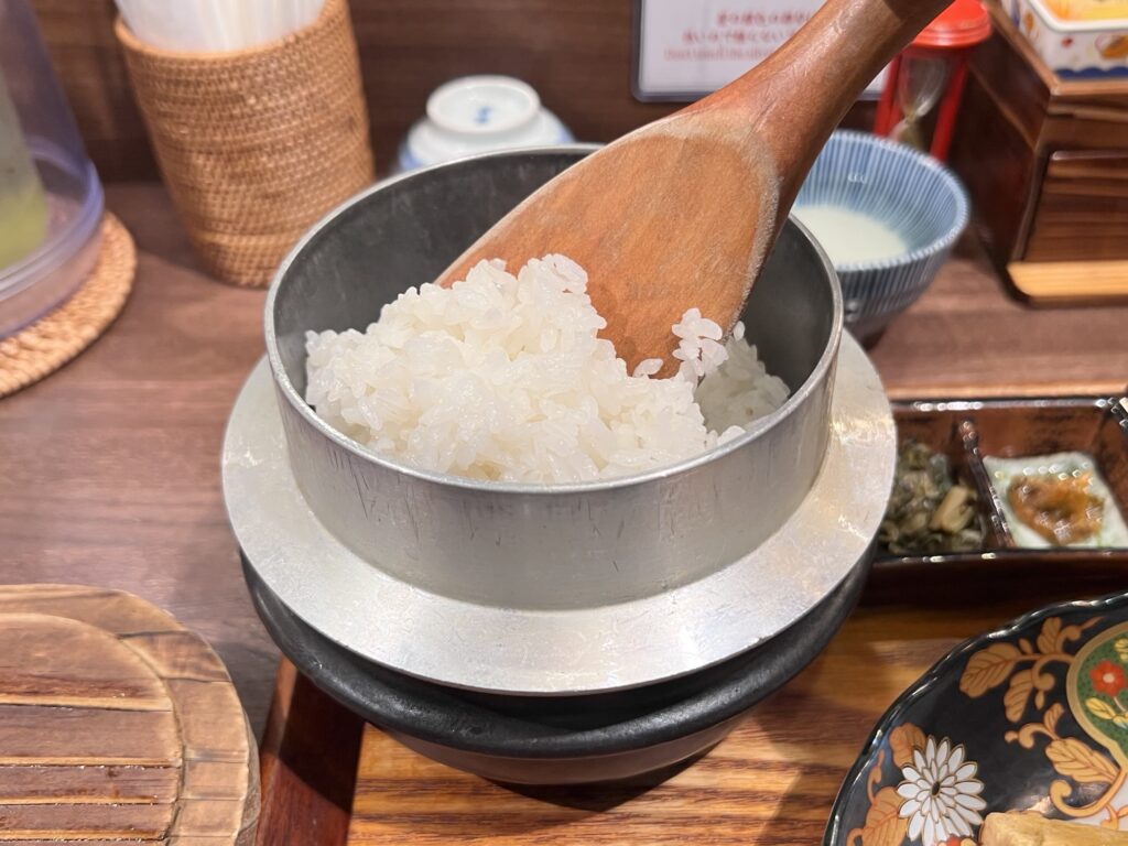 炊きたてあり〼羽釜のごはんを混ぜてるところ