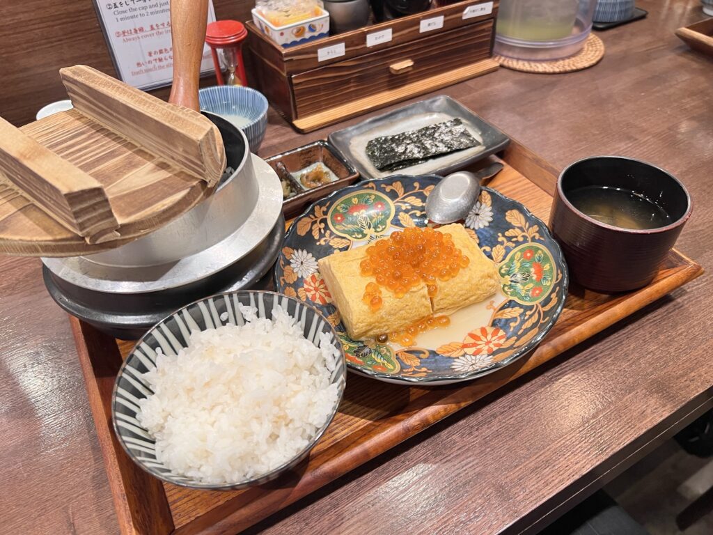 炊きたてあり〼ごはんよそった料理全体