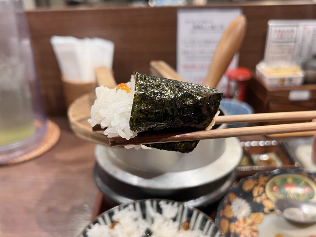 炊きたてあり〼いくらをのせたごはんの海苔巻き