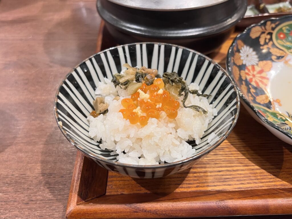 炊きたてあり〼いくら&高菜漬けをのせたごはん