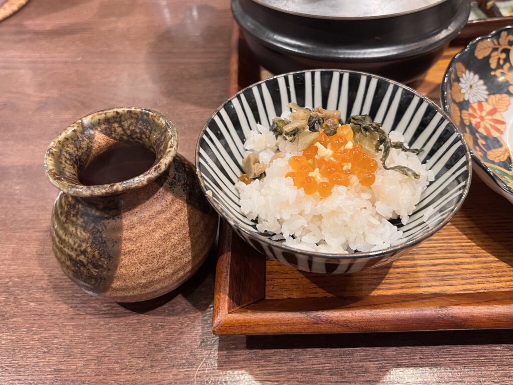 炊きたてあり〼お茶漬け用のお出汁といくら&高菜漬けをのせたごはん