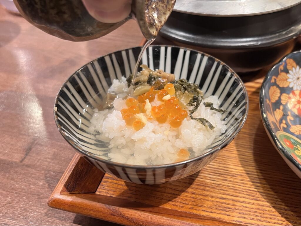 炊きたてあり〼お茶漬け用のお出汁を注いでるところ