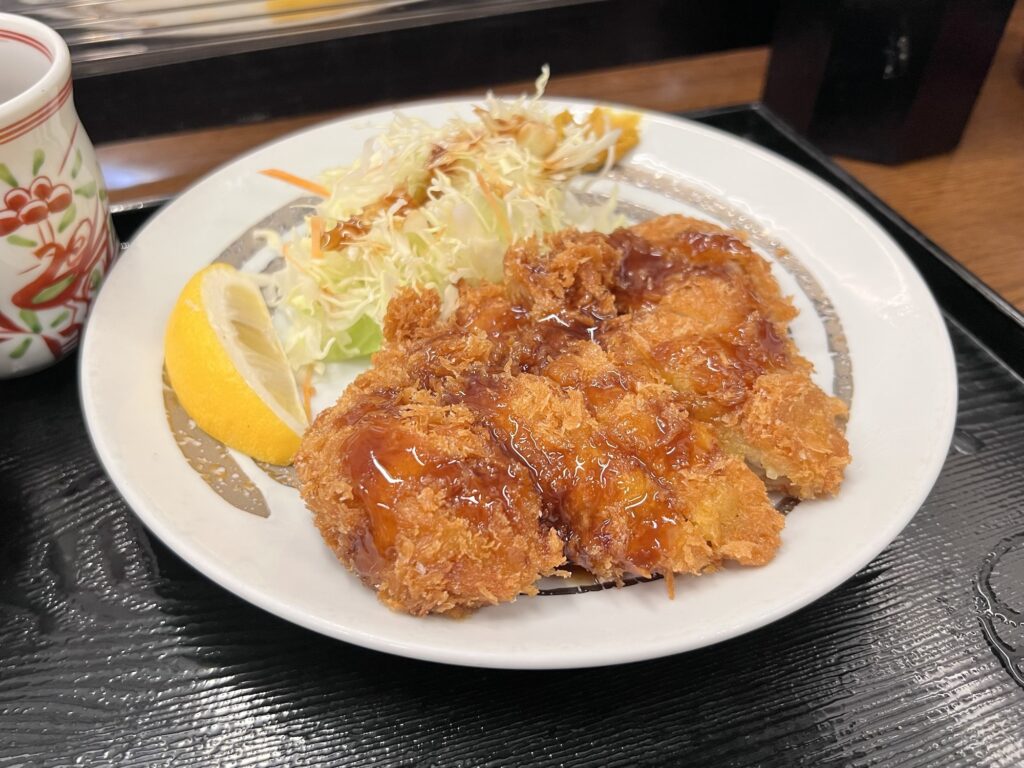 和來ソースをかけたチキンカツ