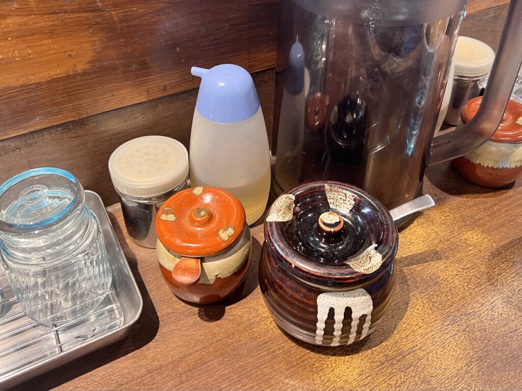 つけ麺屋ひまわり卓上の味変アイテム