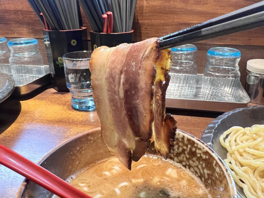 つけ麺屋ひまわりスープにつけたチャーシューリフトアップ