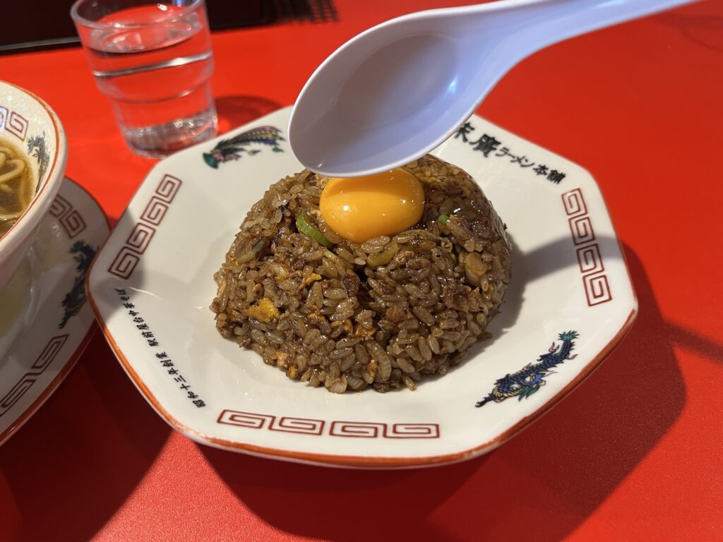 末廣ラーメン本舗ヤキメシの黄身割るところ1