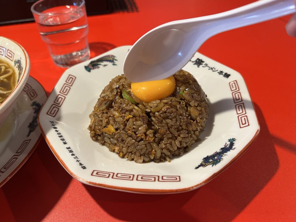 末廣ラーメン本舗ヤキメシの黄身割るところ2