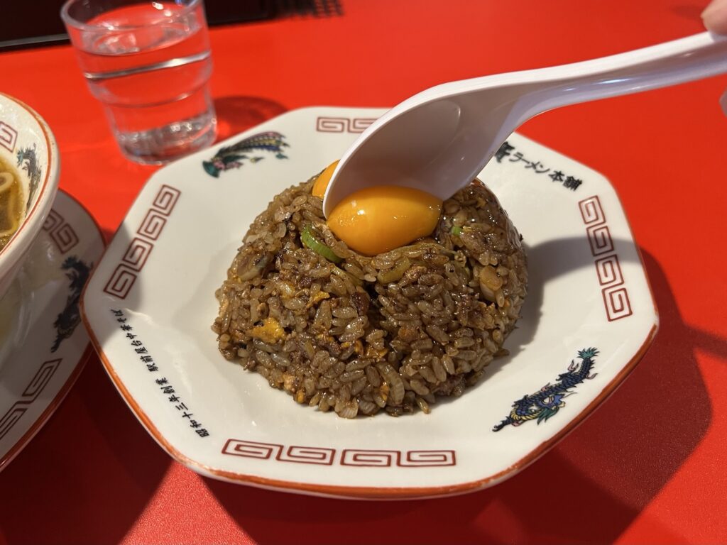 末廣ラーメン本舗ヤキメシの黄身割るところ3