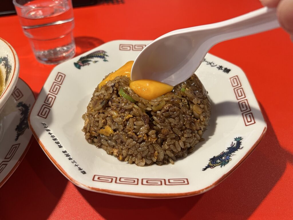 末廣ラーメン本舗ヤキメシの黄身割るところ4