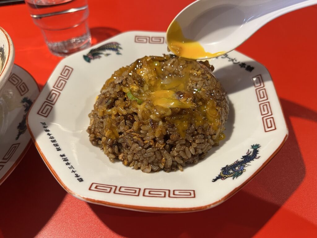 末廣ラーメン本舗ヤキメシの黄身割ったところ