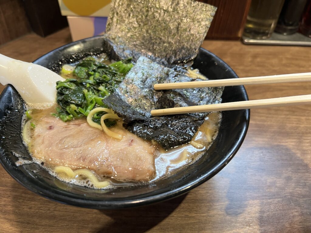 うま家海苔をスープに浸すところ