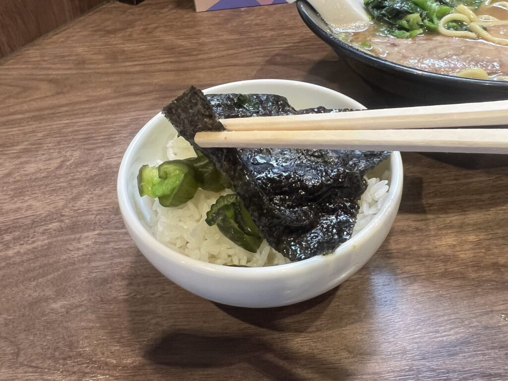 うま家海苔をご飯に乗せるところ