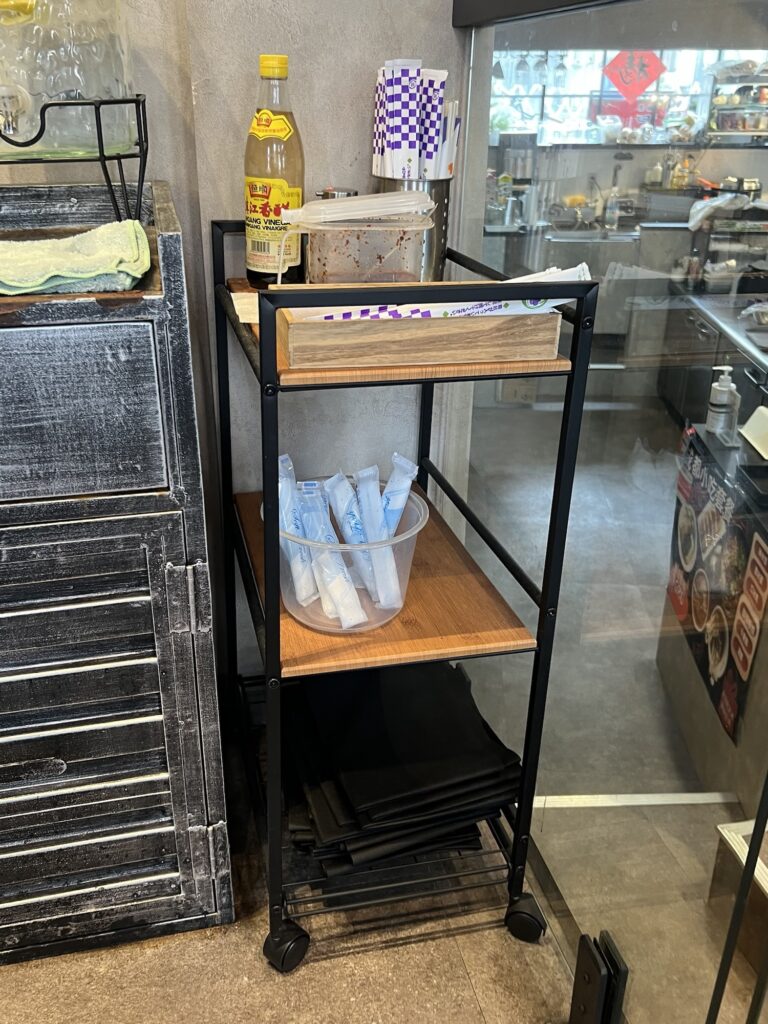 花椒SUGAR&SPICE味変アイテム、おしぼり、紙エプロンコーナー