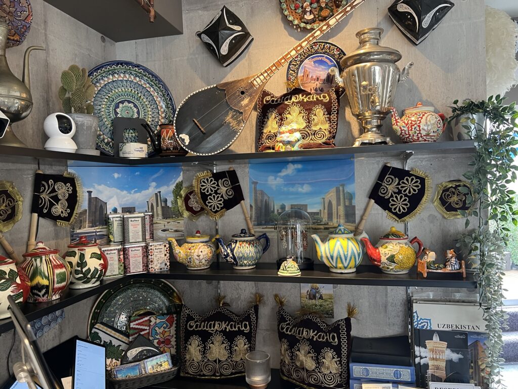 サマルカンドテラスレジの後ろのウズベキスタン郷土品