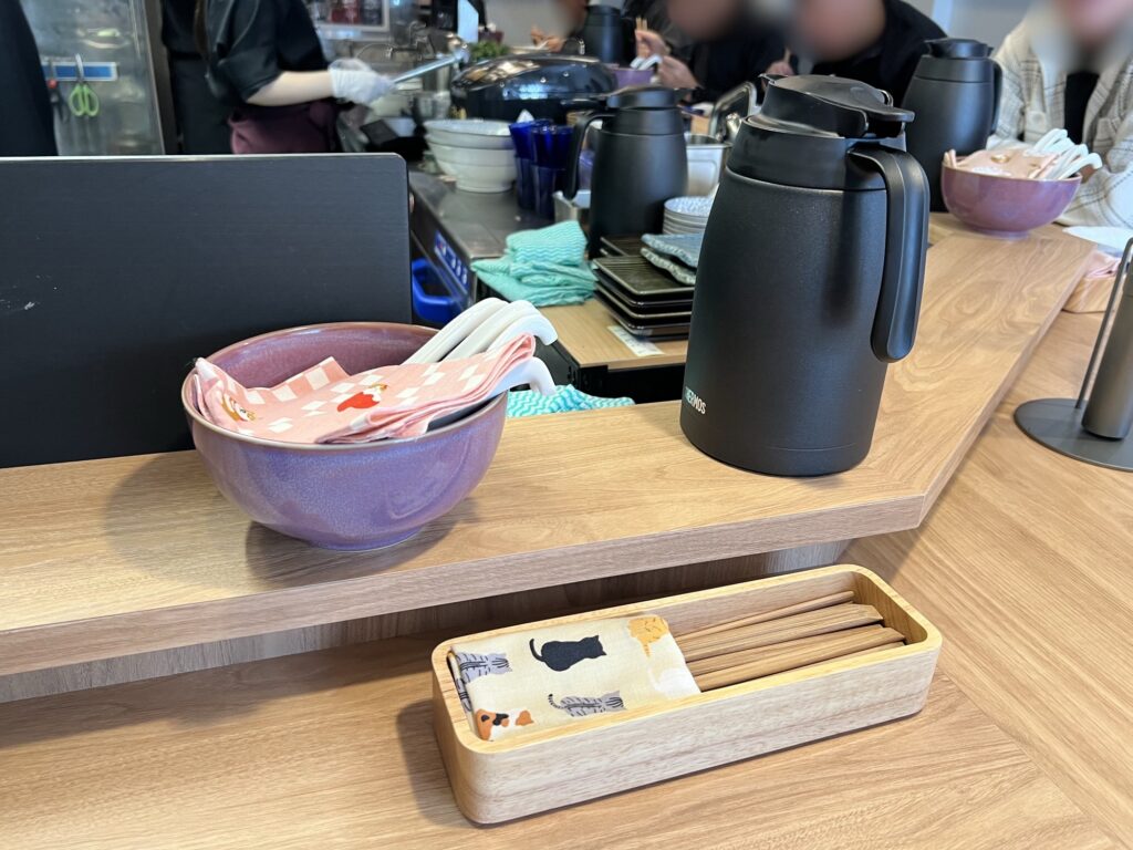 紫苑割り箸、レンゲ、お冷のポット